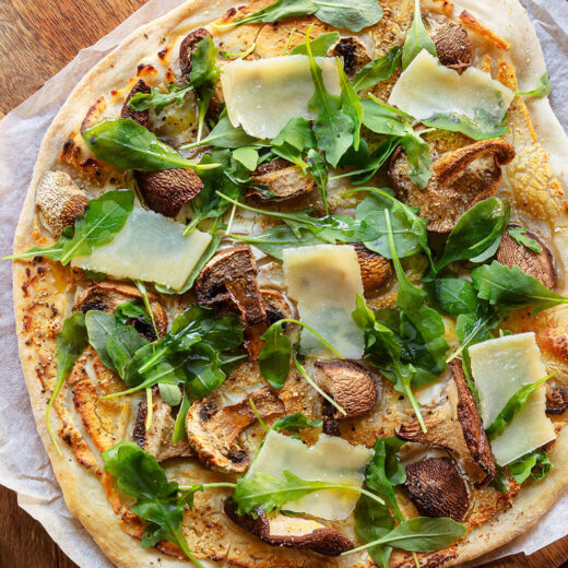 <em>Pizza</em> de Cogumelos, Ricota e Rúcula